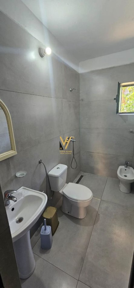 Tirane, jepet me qera apartament 1+1+Ballkon Kati 1, 70 m² 550 € (ISH PARKU I AUTOBUZAVE)