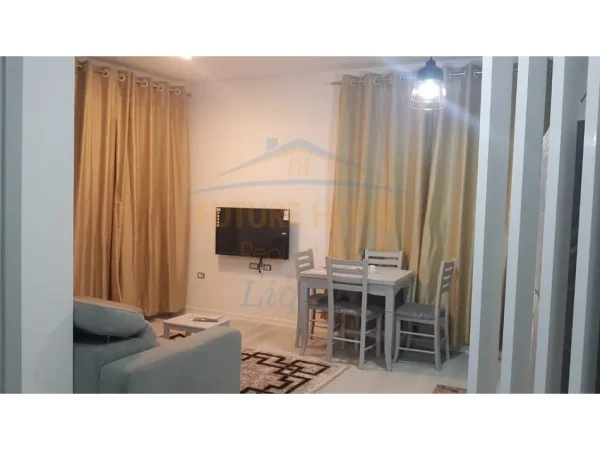 Tirane, jepet me qera apartament 1+1 Kati 3, 55 m² 650 € (Komuna e Parisit)