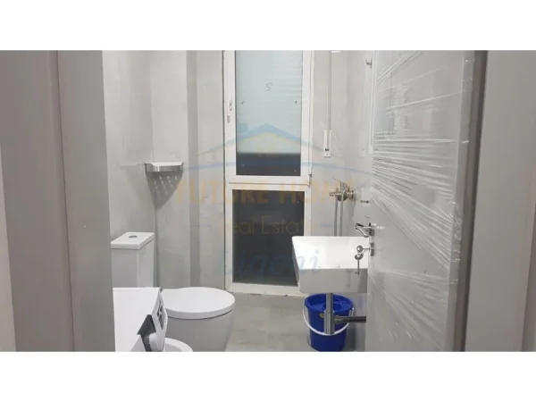 Tirane, jepet me qera apartament 1+1 Kati 3, 55 m² 650 € (Komuna e Parisit)