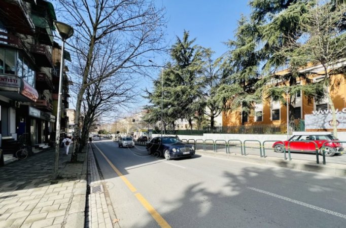 Tirane, jepet me qera apartament 1+1+Ballkon Kati 2, 550 € (pran Spak-ut)