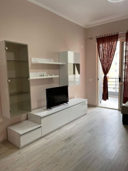 Tirane, jap me qera 1+1 Kati 4, 60 m² 480 €