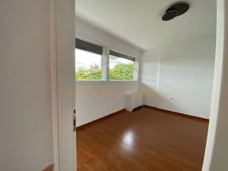 Tirane, jepet me qera Vile 3+1 Kati 0, 219 m² 2.200 € 