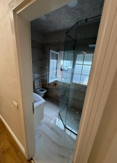 Tirane, jepet me qera apartament 3+1 , 198 m² 800 € (Fresku)