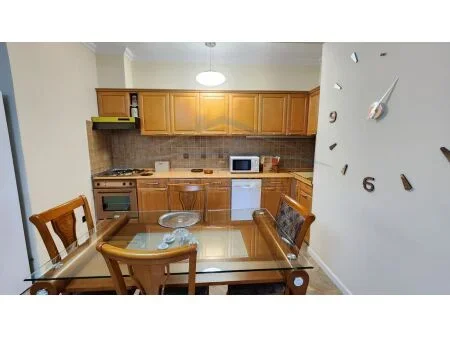 Tirane, jepet me qera apartament 4+1 Kati 9, 140 m² 1.000 € 