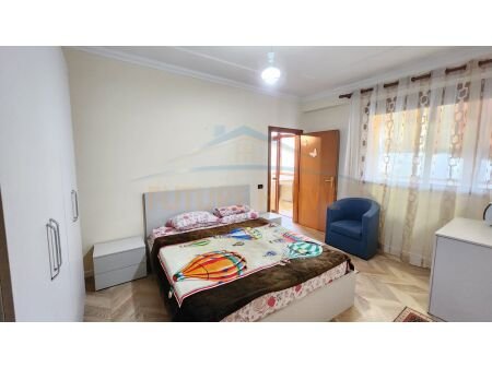 Tirane, jepet me qera apartament 4+1 Kati 9, 140 m² 1.000 € 