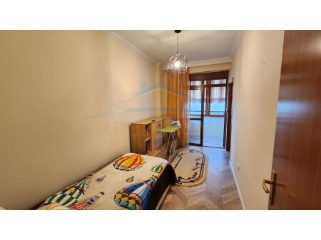 Tirane, jepet me qera apartament 4+1 Kati 9, 140 m² 1.000 € 