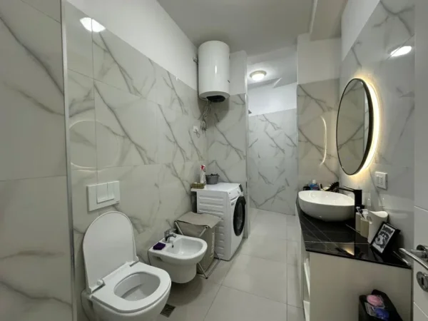 Tirane, jepet me qera apartament 2+1+Ballkon Kati 9, 600 € (Kompleksi Urban Gate Astir)