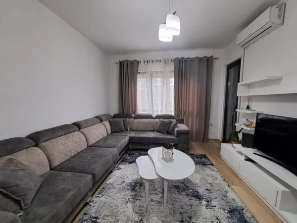 Tirane, jepet me qera apartament 2+1 Kati 1, 85 m² 700 € (Don Bosko)