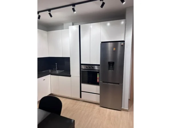Tirane, jepet me qera apartament 3+1 Kati 1, 122 m² 900 € (LIQENI I THATE)