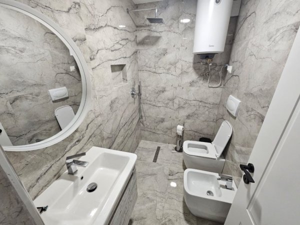 Tirane, jepet me qera apartament 3+1+Ballkon Kati 1, 120 m² 850 €