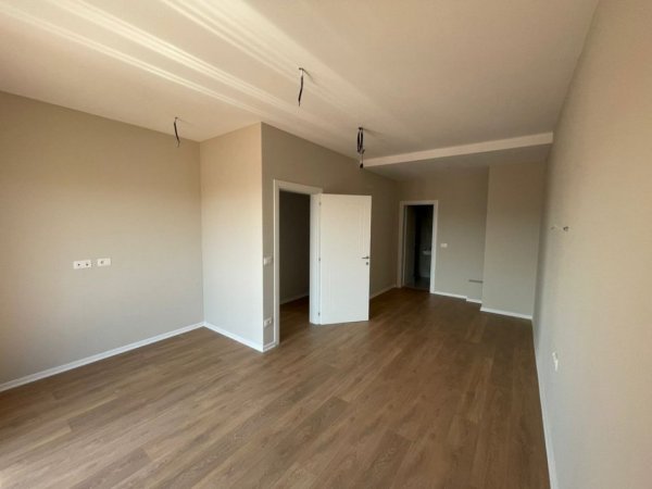 Tirane, jepet me qera ambjent biznesi Kati 17, 128 m² 2.000 € (Tirana Garden Building)