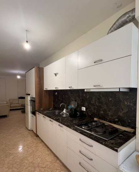 Tirane, jepet me qera apartament 2+1 Kati 2, 97 m² 300 € (fresku)