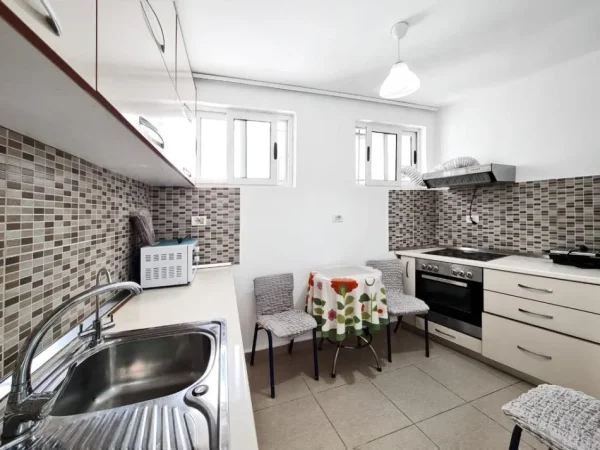Tirane, jepet me qera apartament 1+1 Kati 0, 71 m² 700 € (RRUGA BEQIR LUGA)