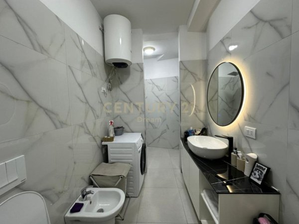 Tirane, jepet me qera apartament 2+1 Kati 9, 102 m² 600 € (Urban Gate)