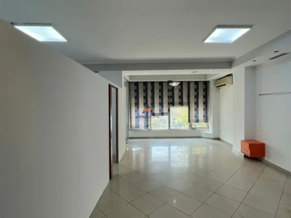 Tirane, jepet me qera ambjent biznesi Kati 2, 60 m² 600 € (RRUGA ISLAM ALLA,RRUGA E KAVAJES)