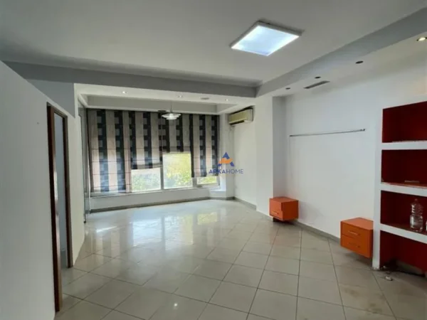Tirane, jepet me qera ambjent biznesi Kati 2, 60 m² 600 € (RRUGA ISLAM ALLA,RRUGA E KAVAJES)