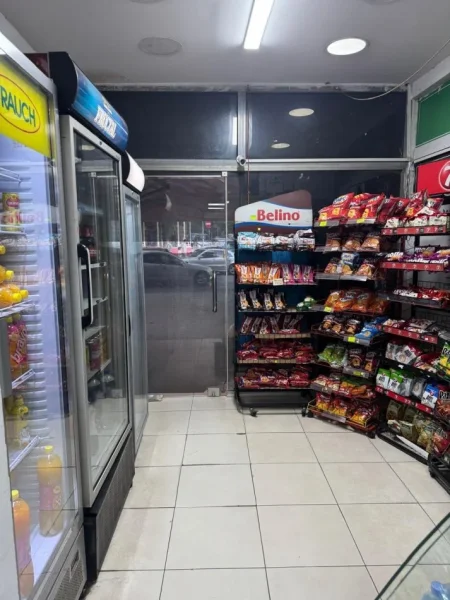 Tirane, shes biznesin market dyqan Kati 0, (Vorri Bom)