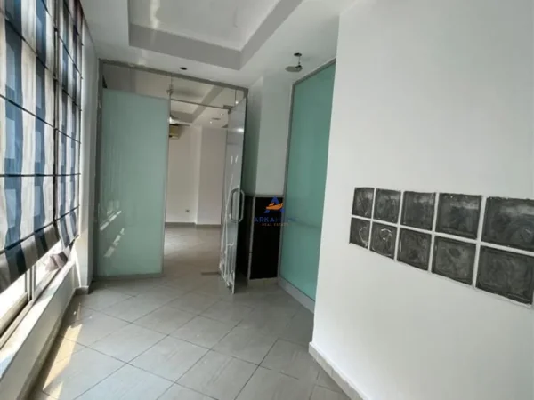 Tirane, jepet me qera ambjent biznesi Kati 2, 60 m² 600 € (RRUGA ISLAM ALLA,RRUGA E KAVAJES)