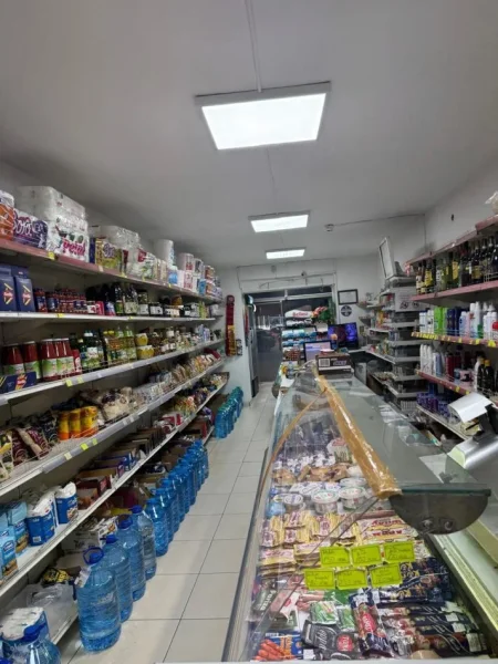 Tirane, shes biznesin market dyqan Kati 0, (Vorri Bom)