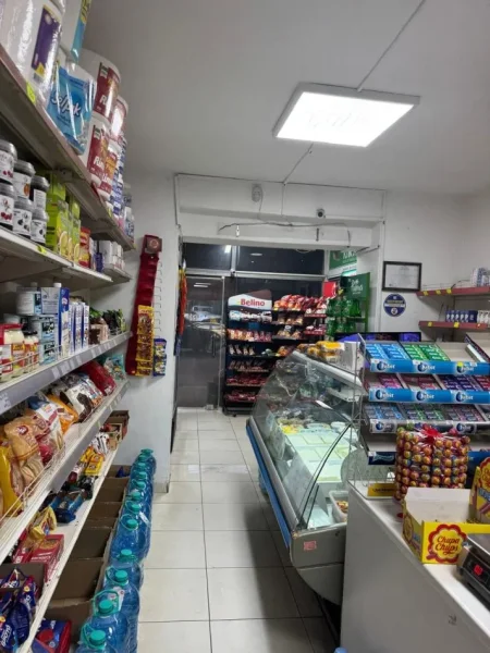 Tirane, shes biznesin market dyqan Kati 0, (Vorri Bom)