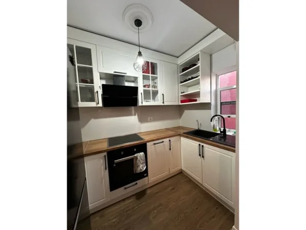 Tirane, jepet me qera apartament 1+1 Kati 5, 60 m² 600 € (Rruga Irfan Tomini)