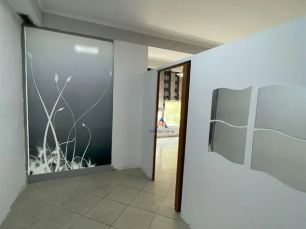 Tirane, jepet me qera ambjent biznesi Kati 2, 60 m² 600 € (RRUGA ISLAM ALLA,RRUGA E KAVAJES)