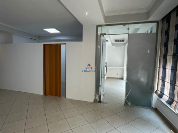 Tirane, jepet me qera ambjent biznesi Kati 2, 60 m² 600 € (RRUGA ISLAM ALLA,RRUGA E KAVAJES)