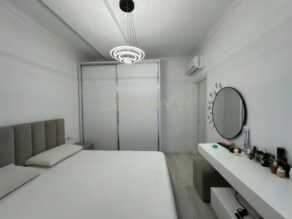 Tirane, jepet me qera apartament 2+1 Kati 9, 102 m² 600 € (astir)