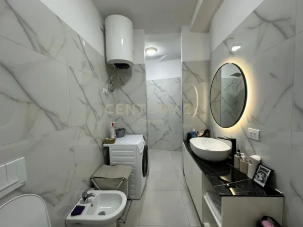 Tirane, jepet me qera apartament 2+1 Kati 9, 102 m² 600 € (astir)