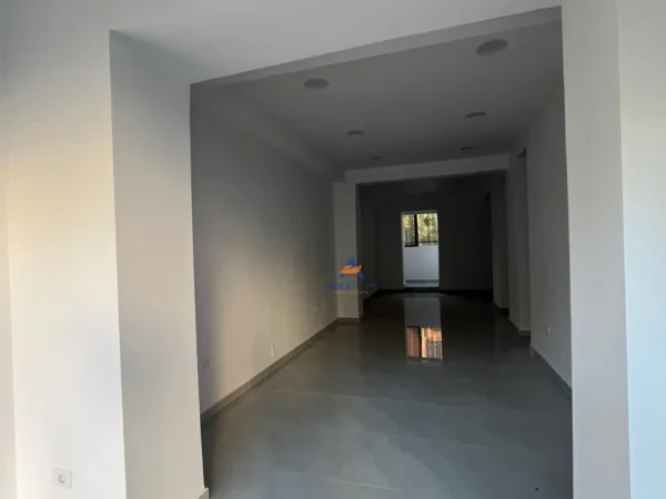 Tirane, jepet me qera ambjent biznesi , 65 m² 1.700 € (KRYQEZIMI I 21 DHJETORIT)