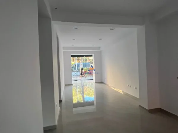 Tirane, jepet me qera ambjent biznesi , 65 m² 1.700 € (KRYQEZIMI I 21 DHJETORIT)