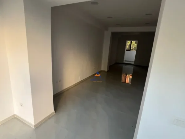 Tirane, jepet me qera ambjent biznesi , 65 m² 1.700 € (KRYQEZIMI I 21 DHJETORIT)