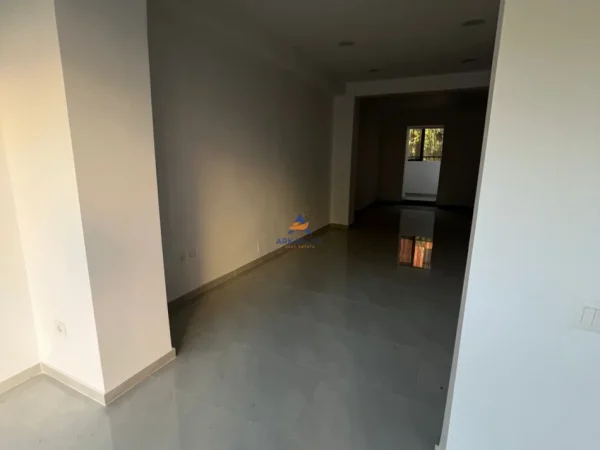 Tirane, jepet me qera ambjent biznesi , 65 m² 1.700 € (KRYQEZIMI I 21 DHJETORIT)