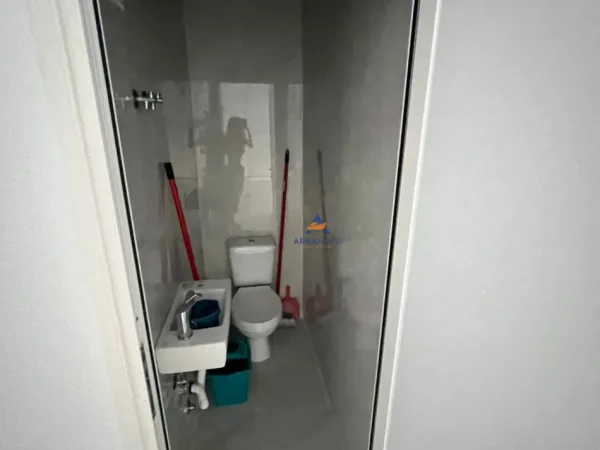 Tirane, jepet me qera ambjent biznesi , 65 m² 1.700 € (KRYQEZIMI I 21 DHJETORIT)