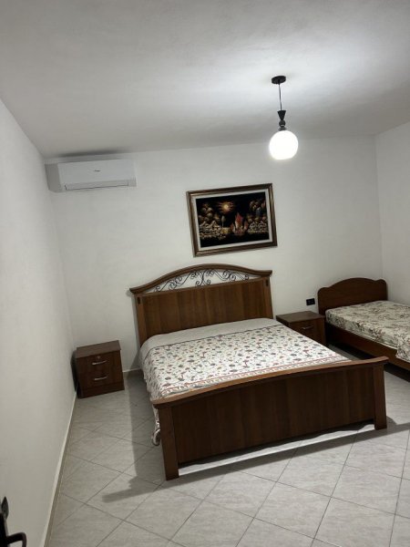 Tirane, jepet me qera apartament 1+1+Ballkon Kati 1, 60 m² 480 € (KOMUNA E PARISIT)