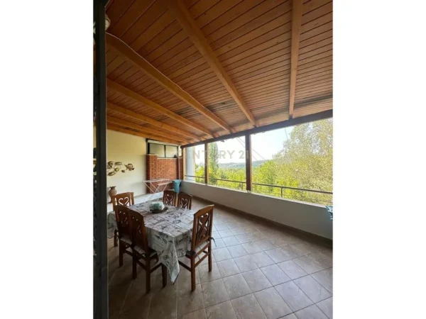 Tirane, jepet me qera 2+1 Kati 1, 132 m² 450 € 