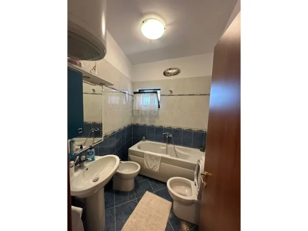 Tirane, jepet me qera 2+1 Kati 1, 132 m² 450 € 