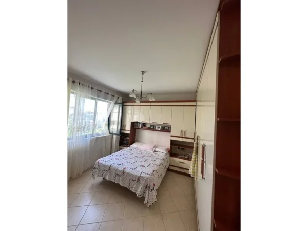 Tirane, jepet me qera 2+1 Kati 1, 132 m² 450 € 