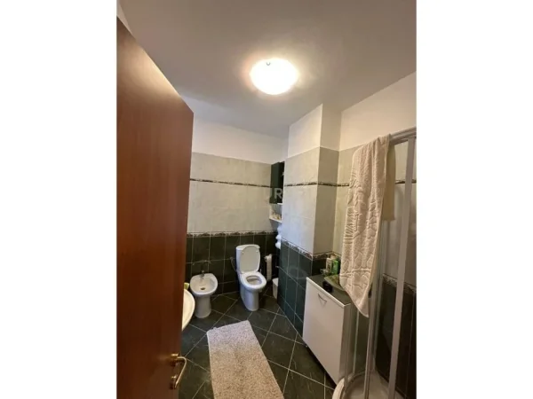 Tirane, jepet me qera 2+1 Kati 1, 132 m² 450 € 