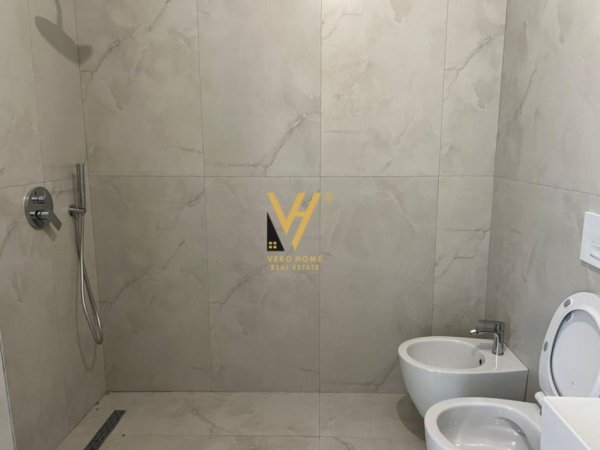 Tirane, jepet me qera apartament 1+1+Ballkon Kati 3, 59 m² 300 € (Kompleksi Oxa Dali Topi)
