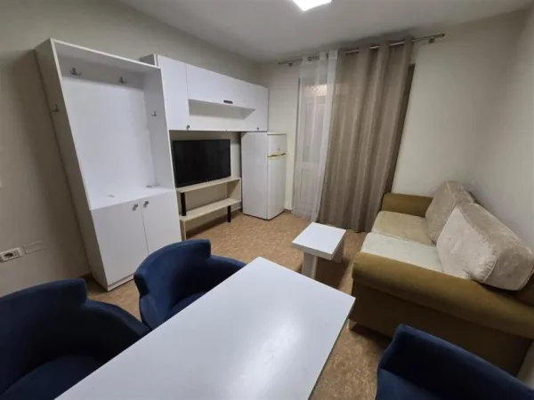 Jepet apartament 1+1 me qera 480 euro ne fillim te rr mine peza , perballe Gazhelit