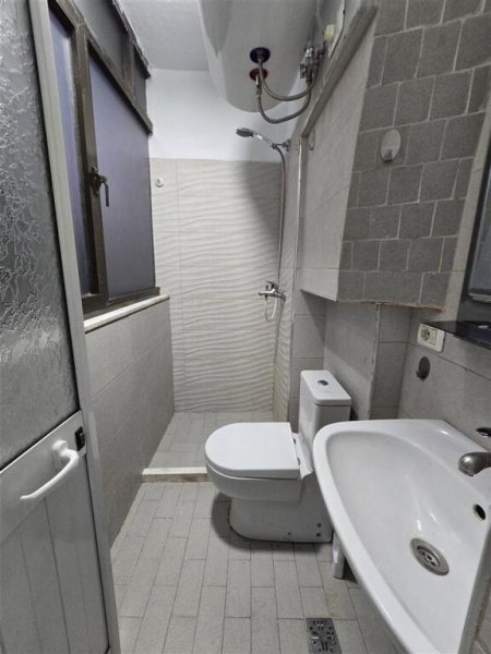Jepet apartament 1+1 me qera 480 euro ne fillim te rr mine peza , perballe Gazhelit