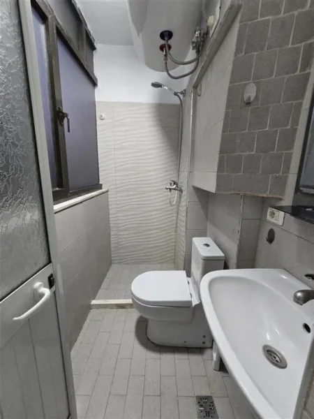Jepet apartament 1+1 me qera 480 euro ne fillim te rr mine peza , perballe Gazhelit