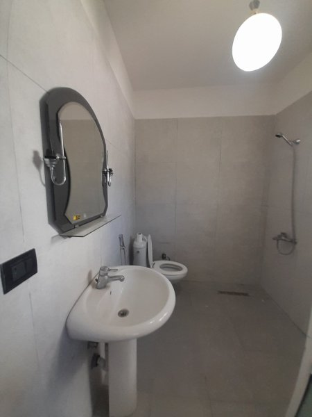 Tirane, jepet me qera Vile 2+1 Kati 1, 95 m² 450 € (Allias)