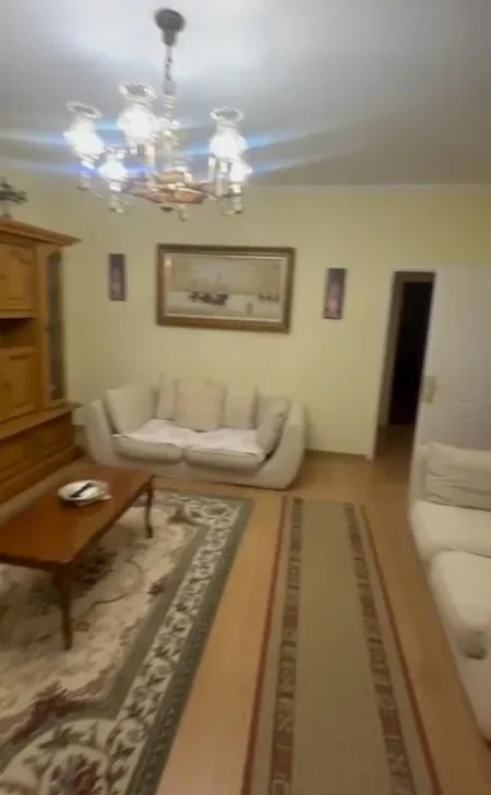 jepet me qera , 600 €