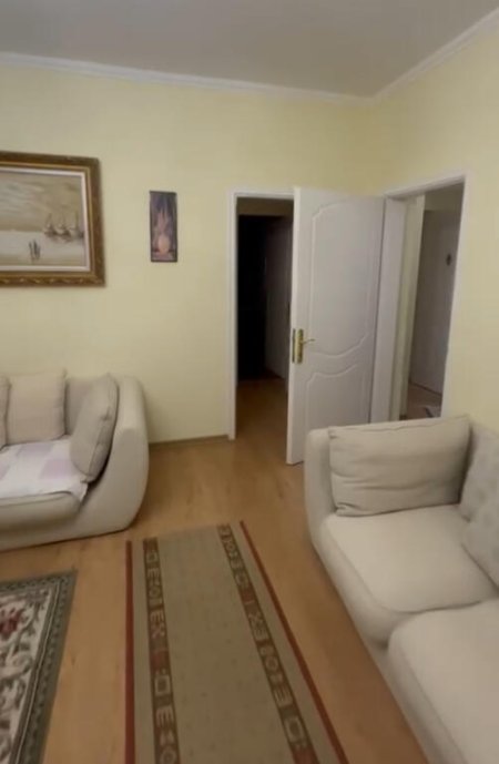 jepet me qera , 600 €