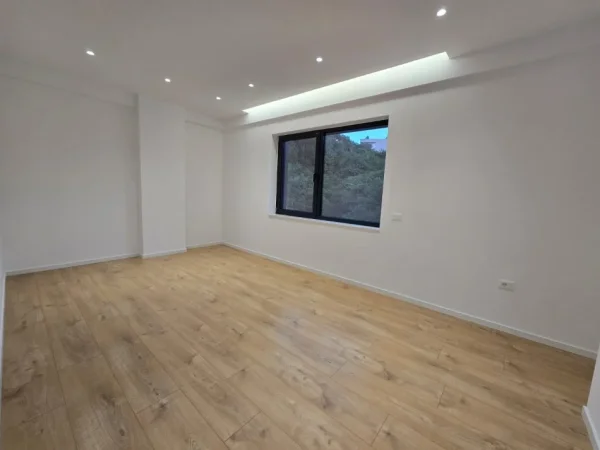 Tirane, jepet me qera apartament 2+1+Ballkon Kati 3, 112 m² 800 € 