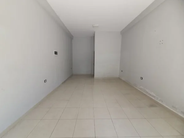 Tirane, jepet me qera dyqan Kati 0, 30 m² 600 € (komuna e parisit)