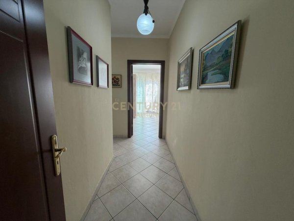 Tirane, jepet me qera apartament 2+1 Kati 8, 110 m² 550 € (Ish Dogana)