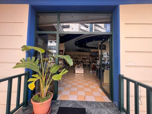 Vlore, jepet me qera ambjent biznesi Kati 0, 250 m² 1.100 € (Mbas Poliklinikes)
